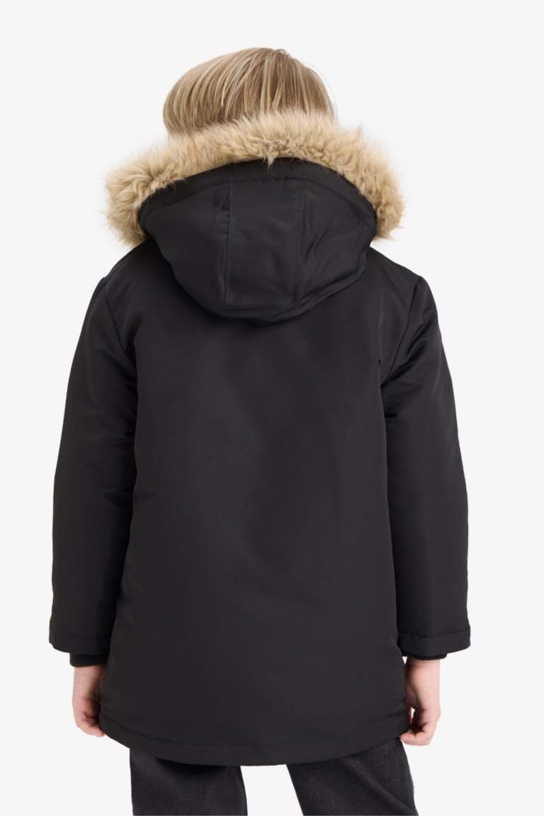Парка для мальчиков с отстёгивающимся воротником из искусственного меха и капюшоном на плюшевой подкладке.