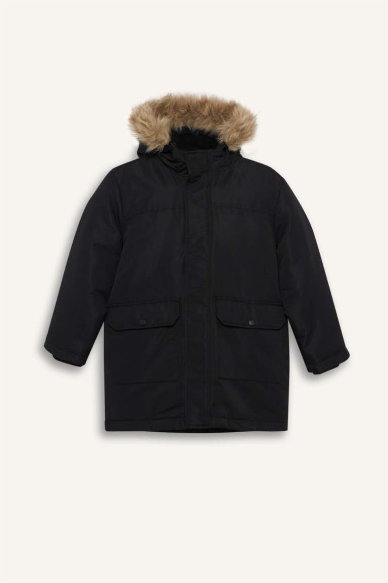 Парка для мальчиков с отстёгивающимся воротником из искусственного меха и капюшоном на плюшевой подкладке.