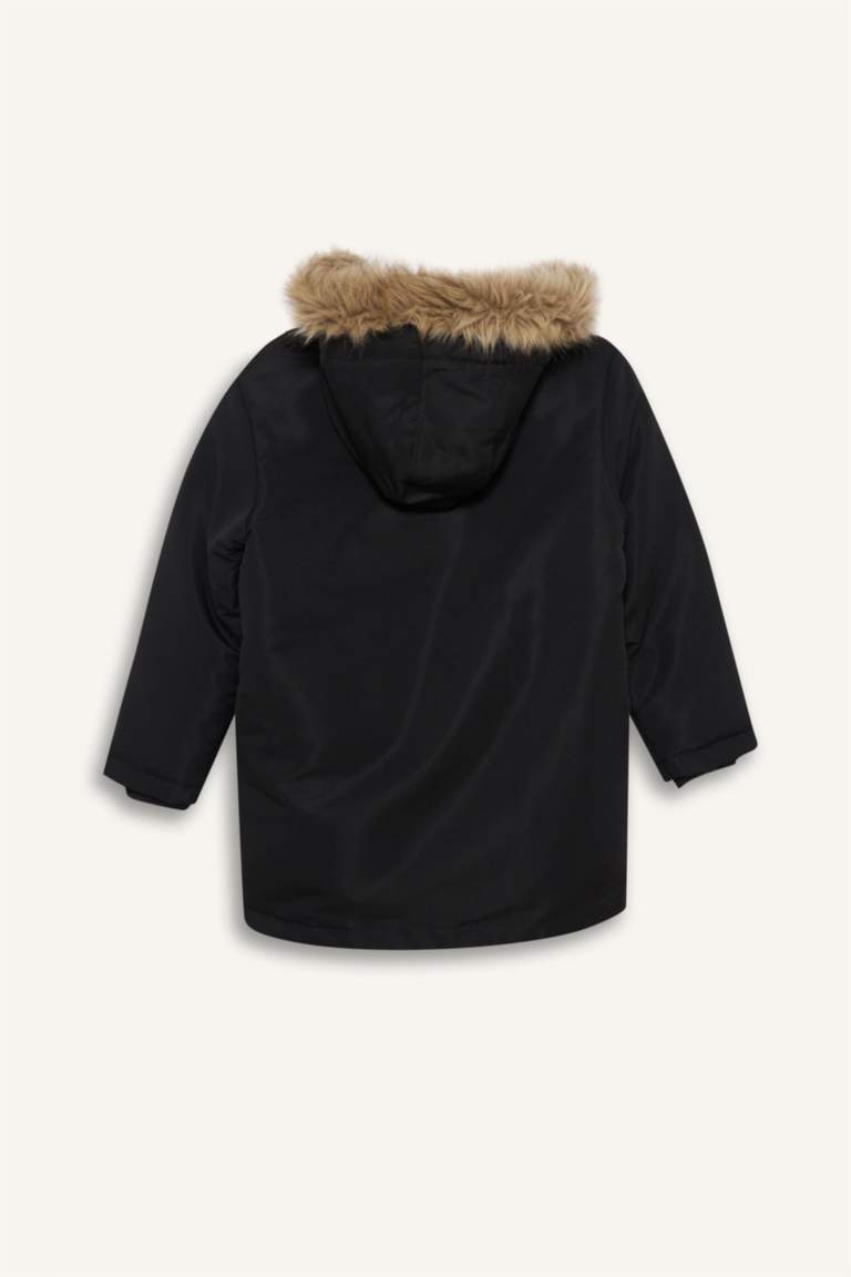 Парка для мальчиков с отстёгивающимся воротником из искусственного меха и капюшоном на плюшевой подкладке.