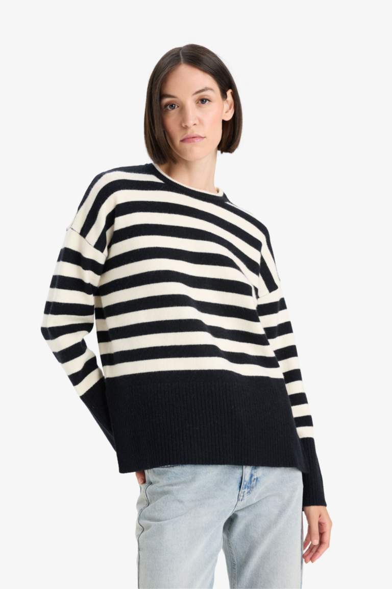 Трикотажный свитер Oversize с широким кроем и круглым вырезом