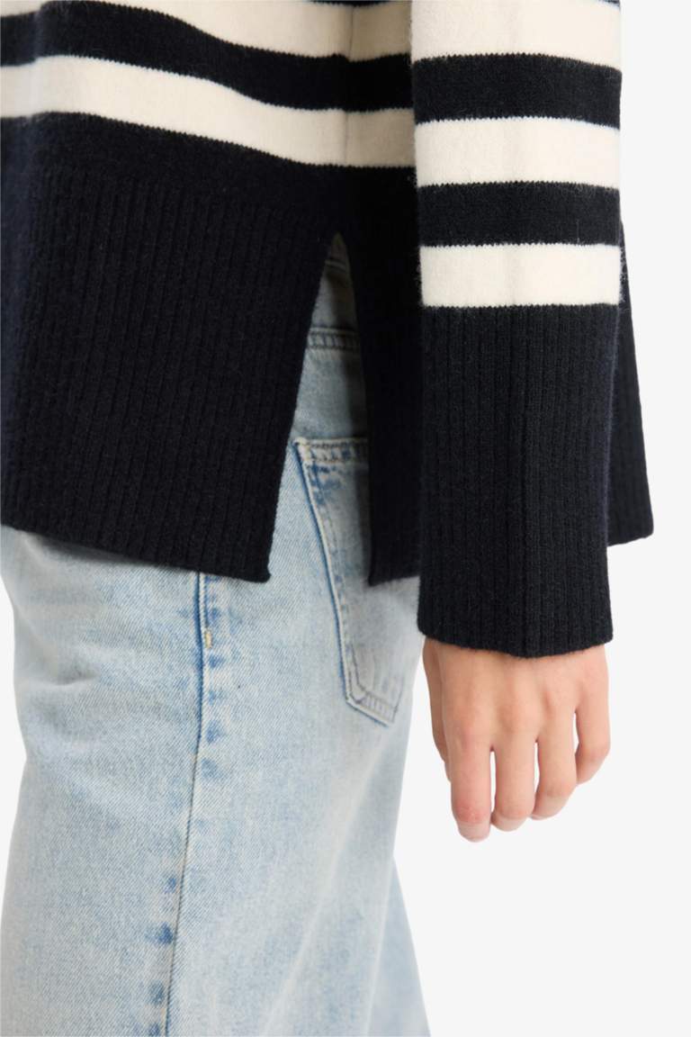 Трикотажный свитер Oversize с широким кроем и круглым вырезом