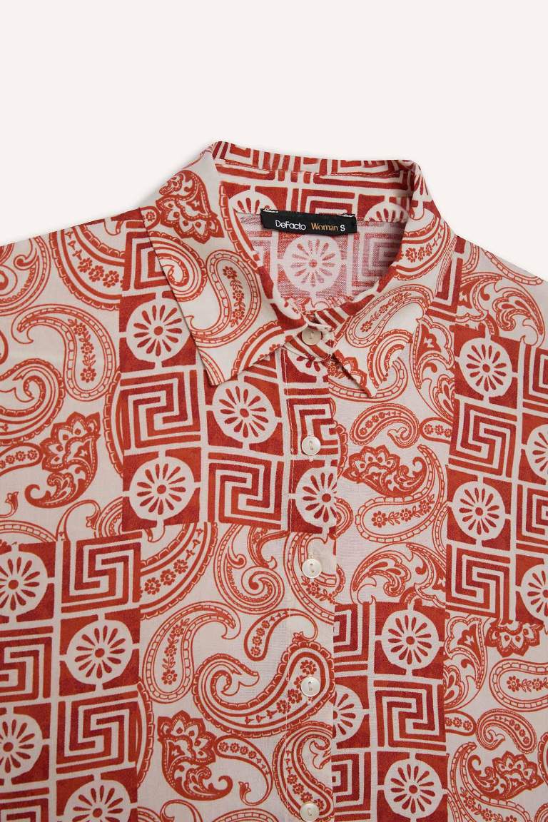 Chemise imprimée à manches courtes et coupe régulière