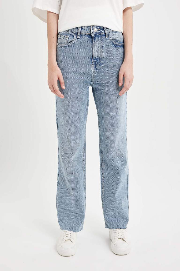 Pantalon en jean taille haute à coupe droite et a effet délavé