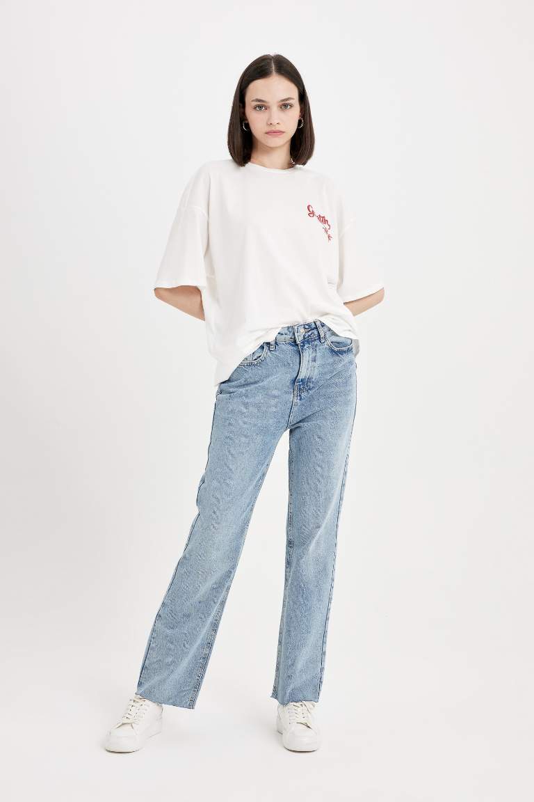 Pantalon en jean taille haute à coupe droite et a effet délavé