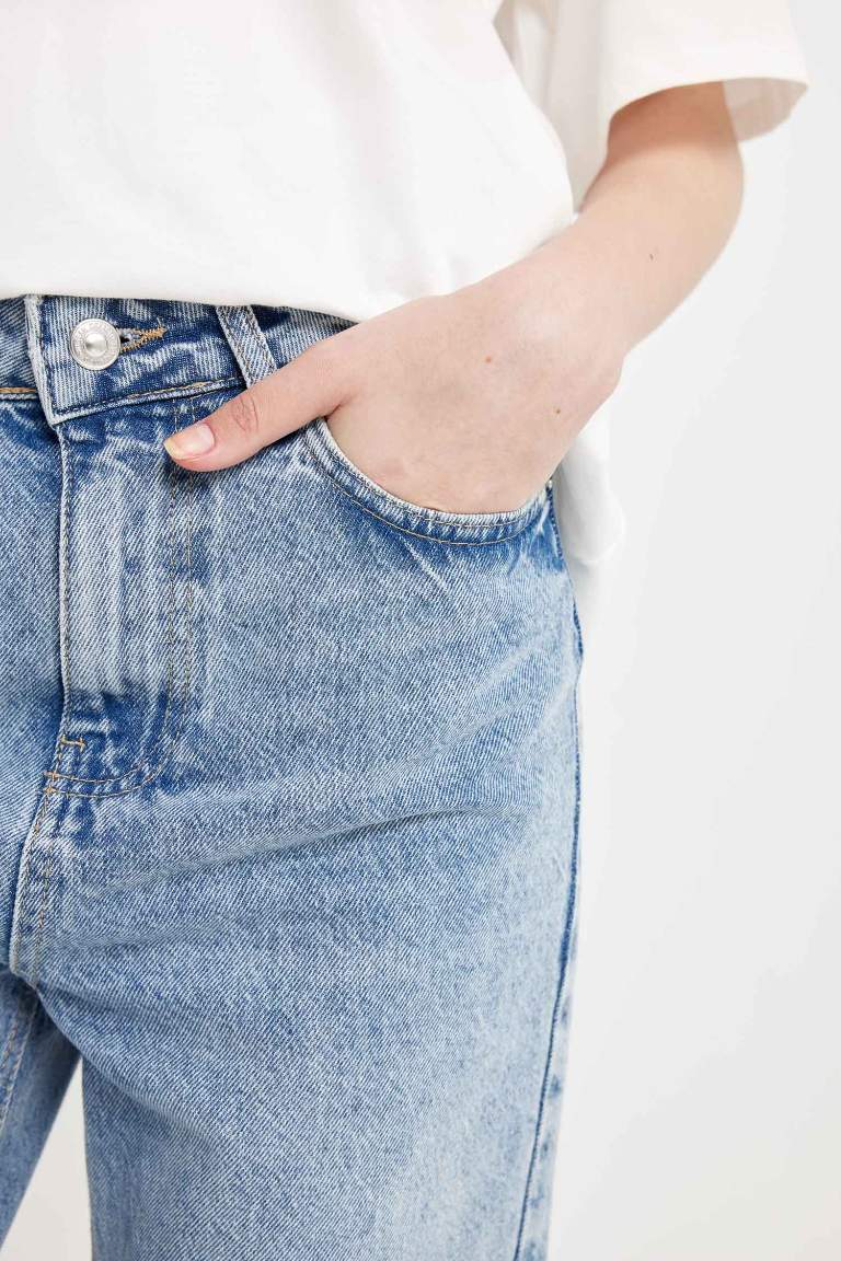 Pantalon en jean taille haute à coupe droite et a effet délavé