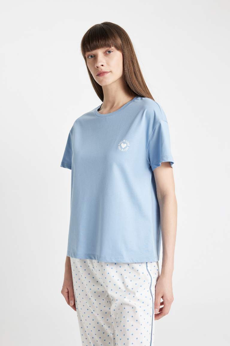 Ensemble Pyjama T-shirt à col rond et Short capri imprimé de Fall in Love