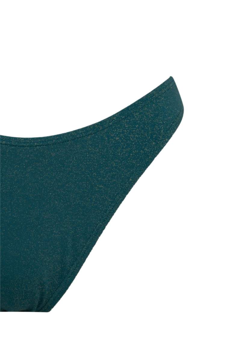 كلوت بكيني قصة عادية من Fall in Love