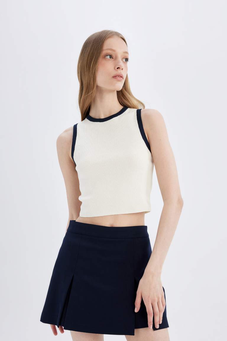 Fitted Halter Collar Crop Top