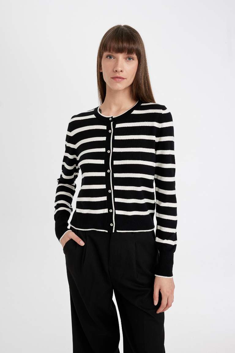 Cardigan tricot rayé à col rond  boutonné à coupe régulière