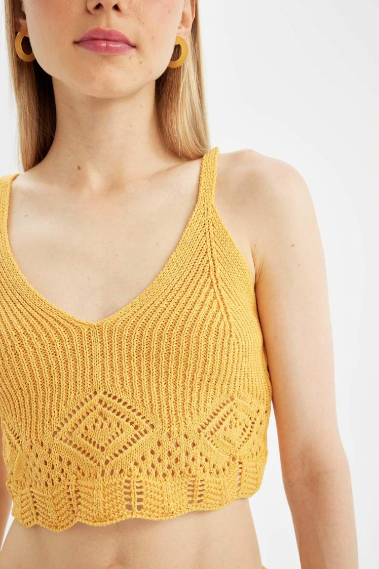 Regular Fit V-Neck Crochet Crop Top