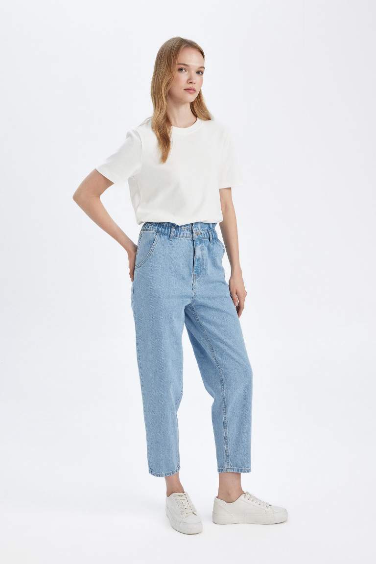 Jean paperbag taille haute, coupe courte et délavée