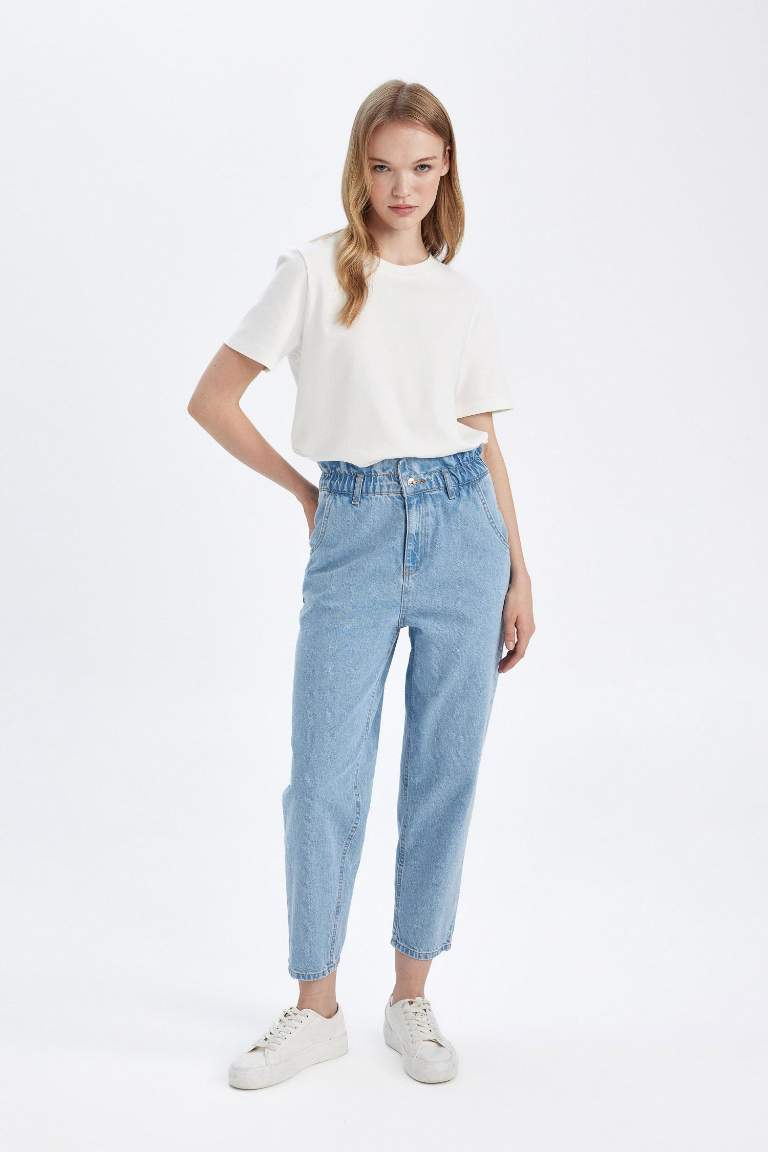 Jean paperbag taille haute, coupe courte et délavée