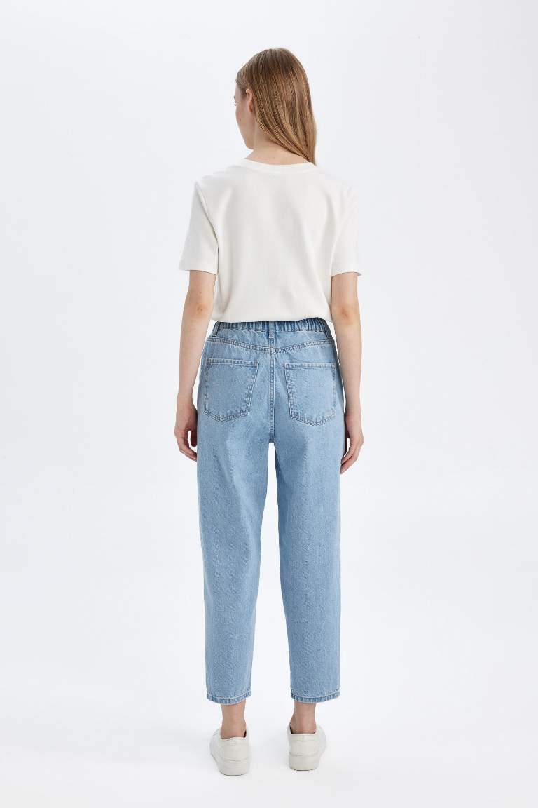 Jean paperbag taille haute, coupe courte et délavée