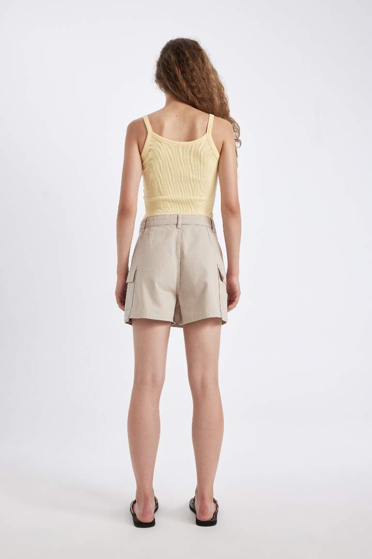 Short-jupe à coupe régulière Taille Normale en Gabardine