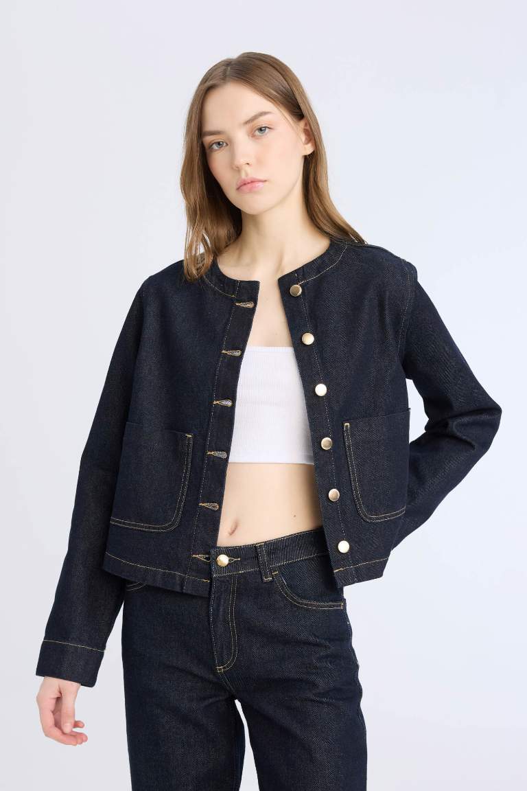 Veste en jean courte avec boutons et poches