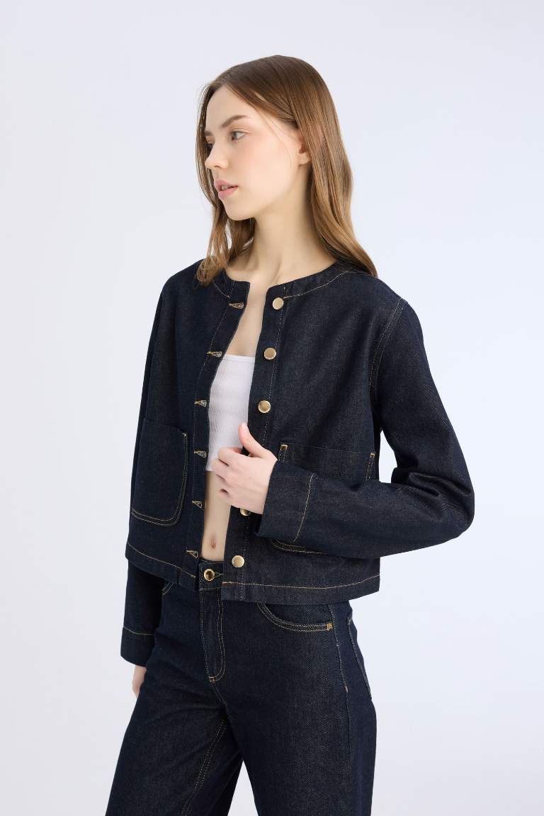 Veste en jean courte avec boutons et poches