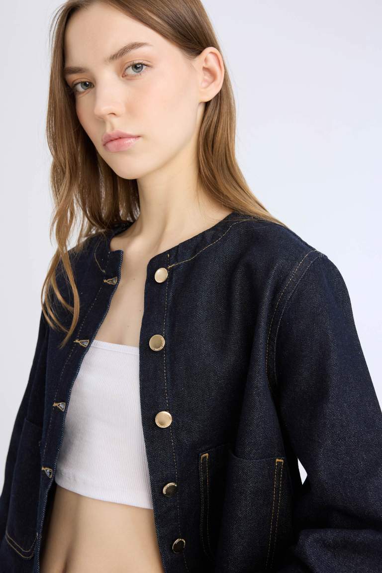 Veste en jean courte avec boutons et poches