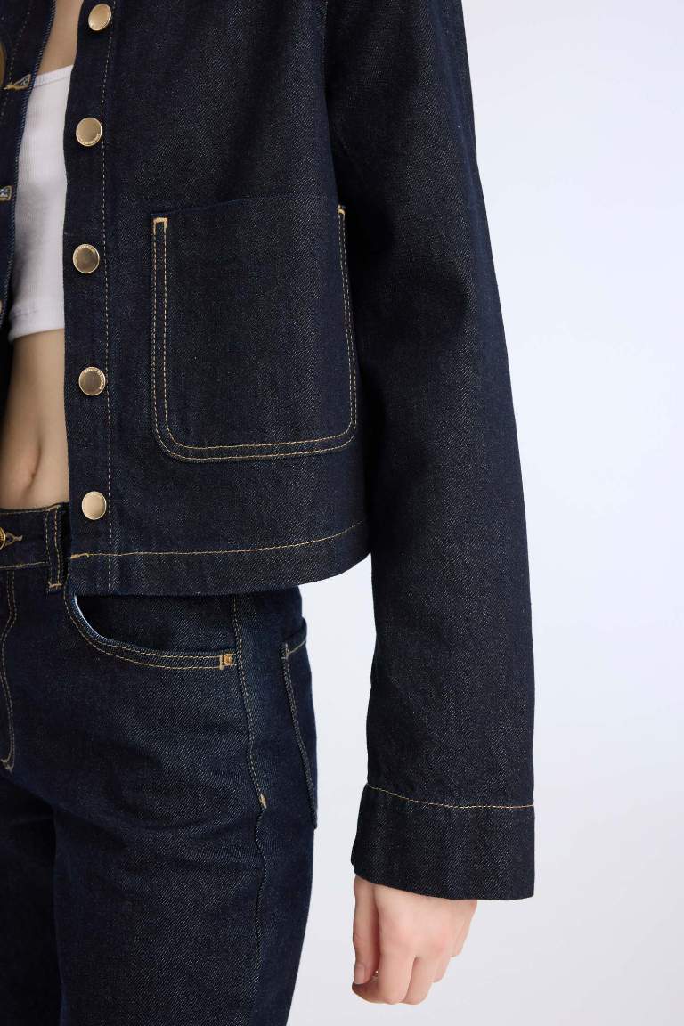 Veste en jean courte avec boutons et poches