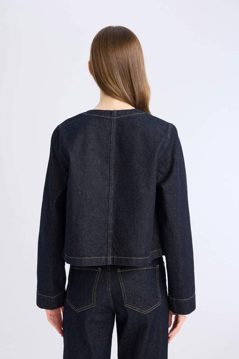 Veste en jean courte avec boutons et poches