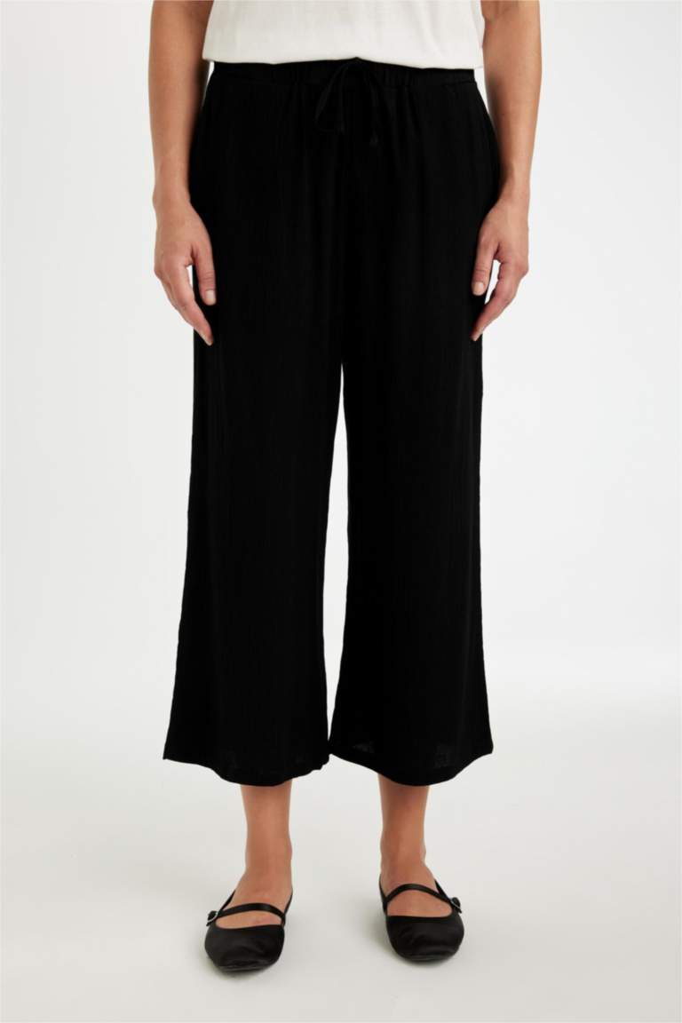 Pantacourt en viscose froissée à coupe régulière