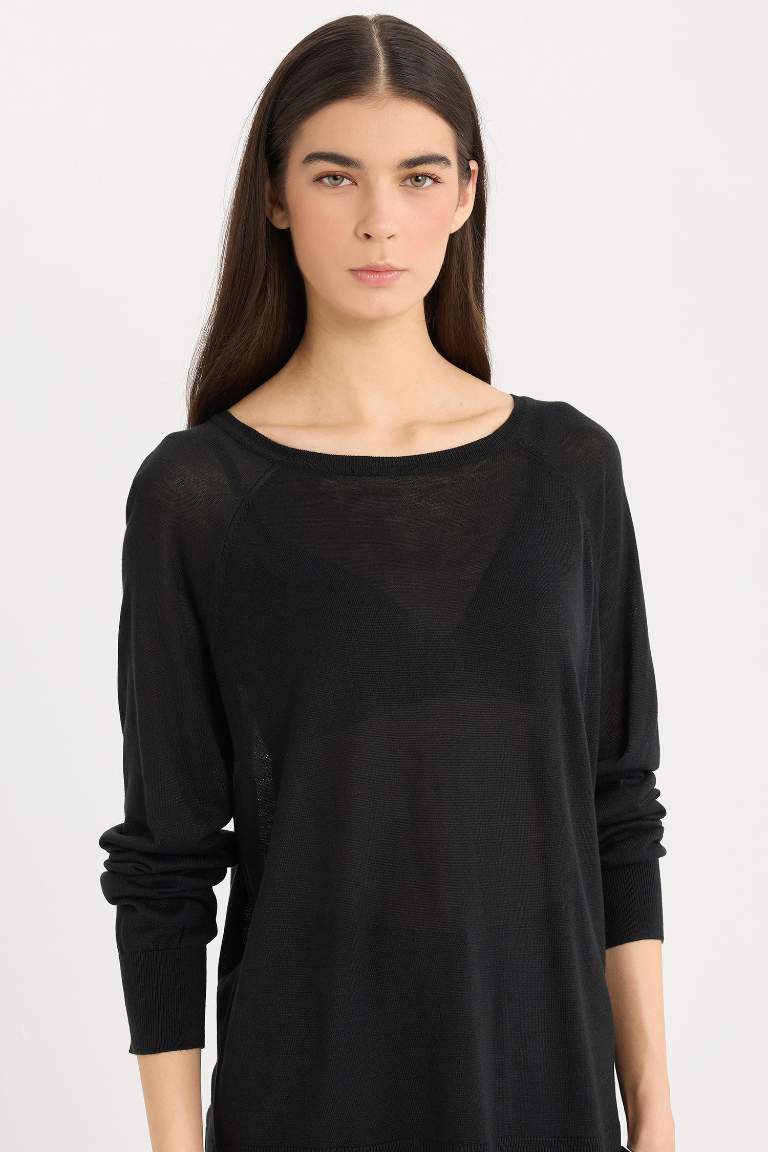 Pull tricot noir basique à col rond et coupe régulière