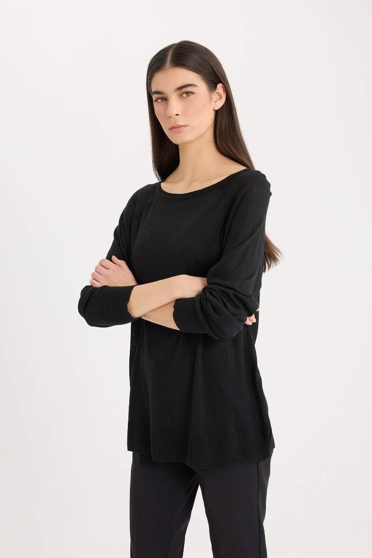 Pull tricot noir basique à col rond et coupe régulière