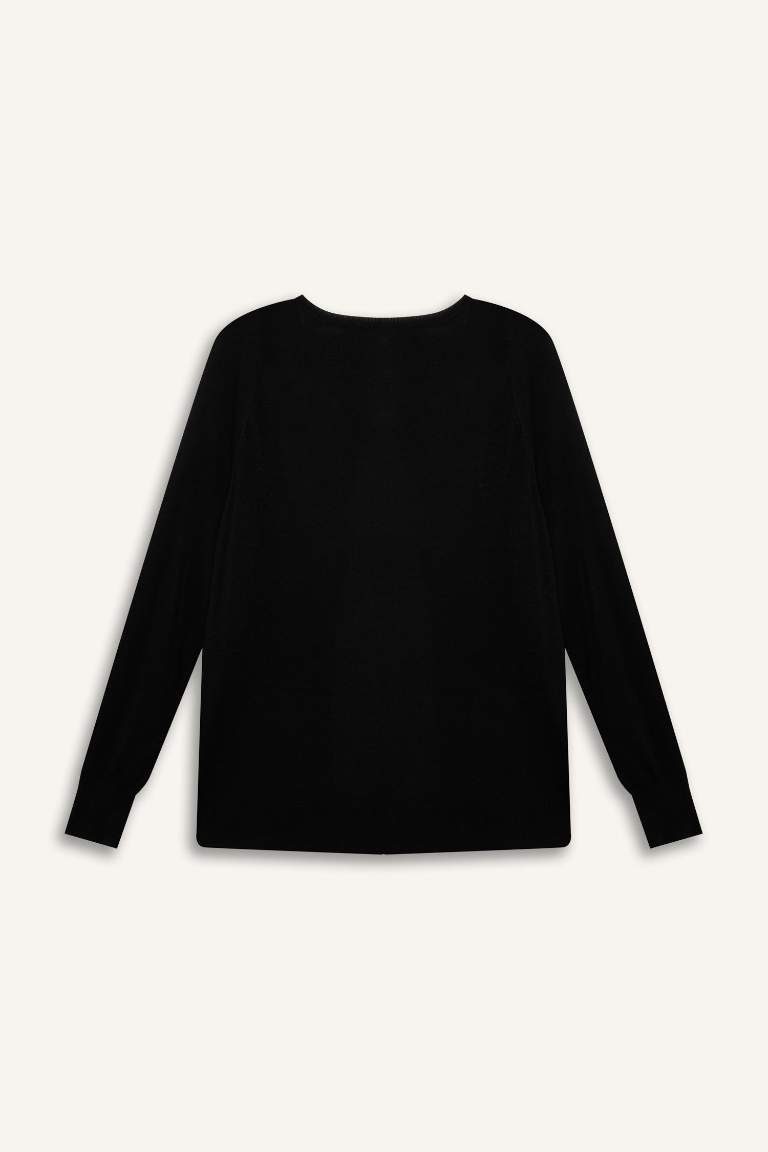 Pull tricot noir basique à col rond et coupe régulière