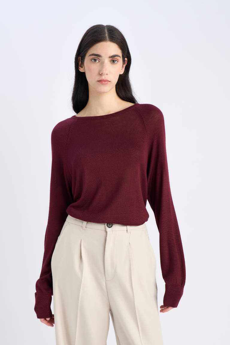 Pull tricot basique en couleur bordeaux à col rond et coupe régulière