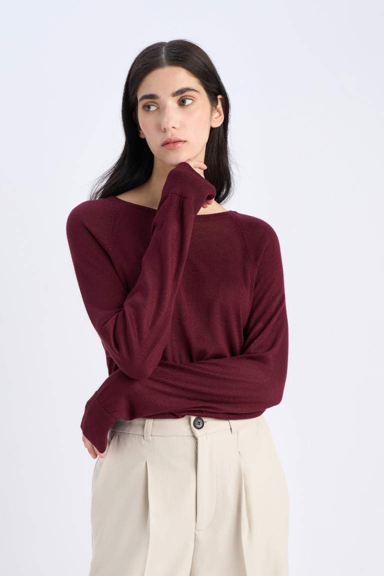 Pull tricot basique en couleur bordeaux à col rond et coupe régulière