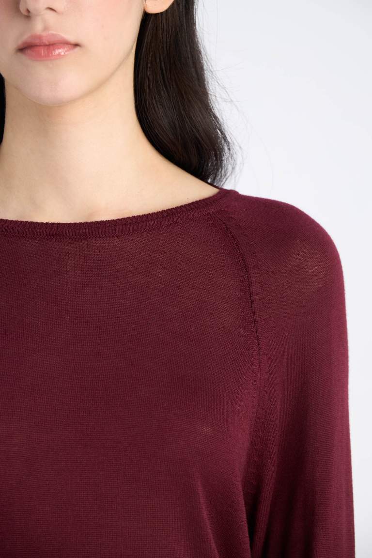 Pull tricot basique en couleur bordeaux à col rond et coupe régulière