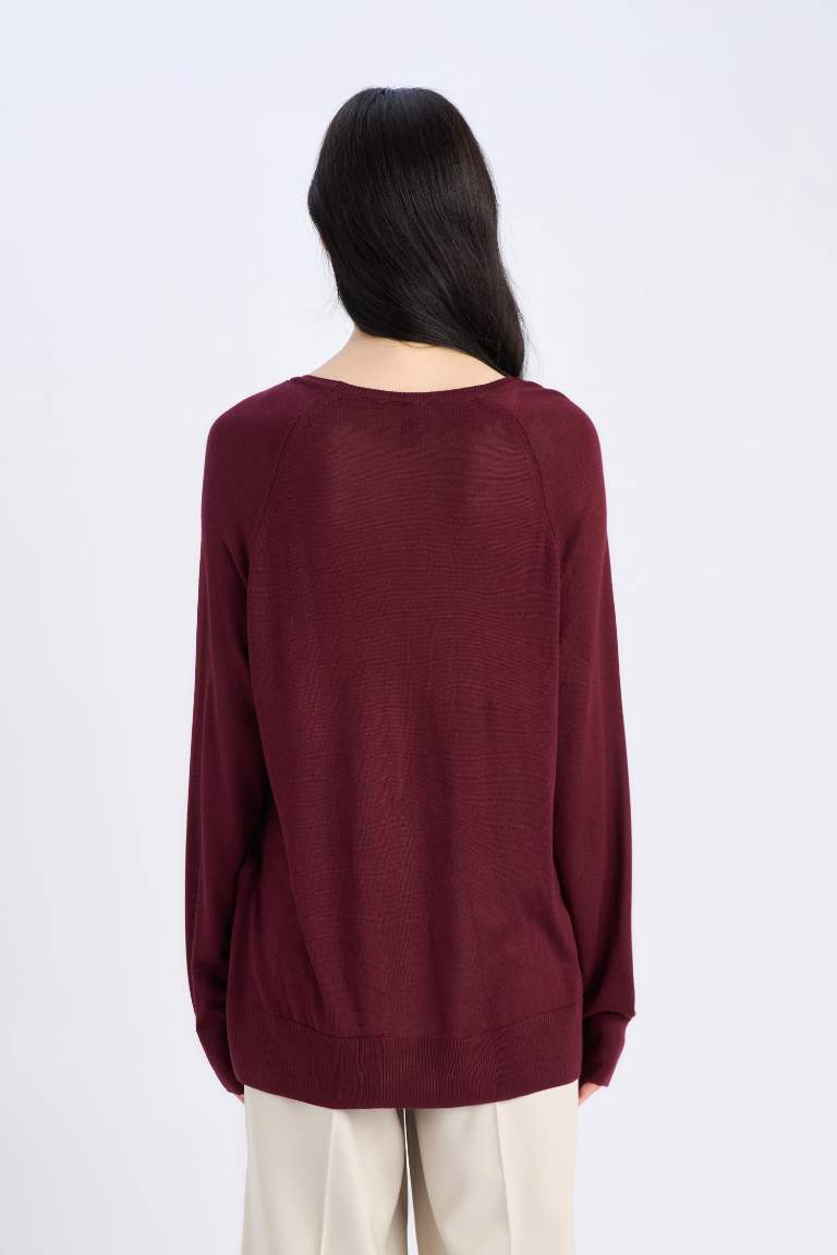 Pull tricot basique en couleur bordeaux à col rond et coupe régulière