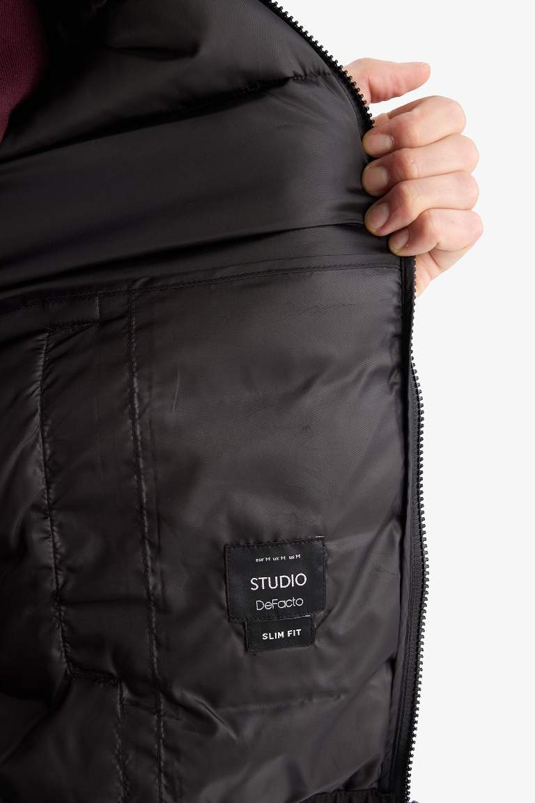 Slim Fit Dar Kesim Dik Yaka Lastikli ve Fermuarlı Su Geçirmez Mont