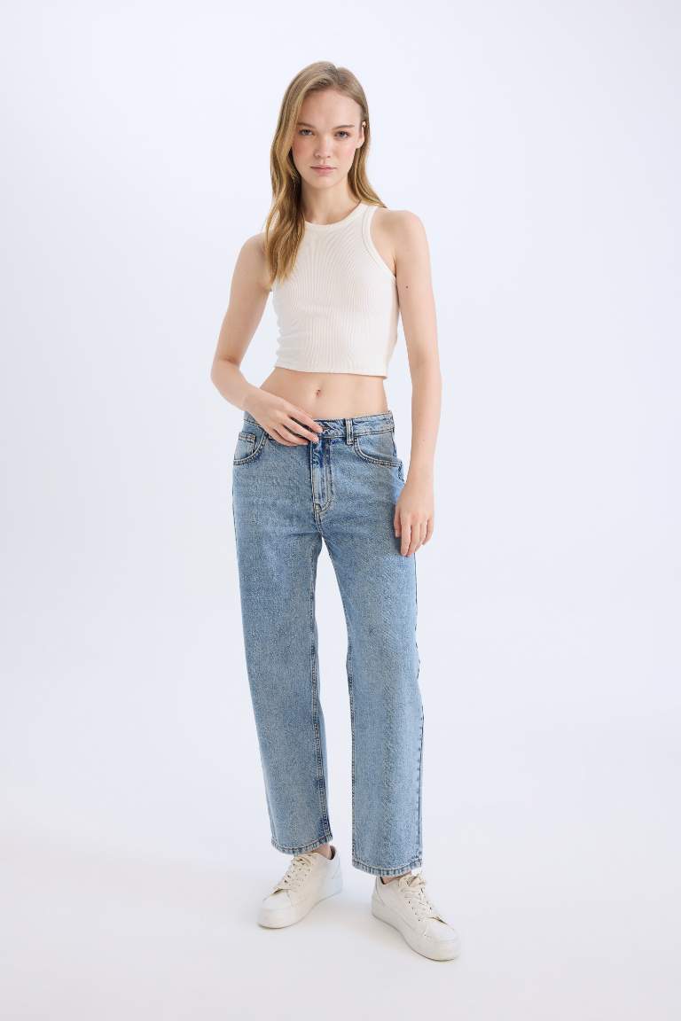 Boyfriend Normal Waist Straight Leg Washed Jeans