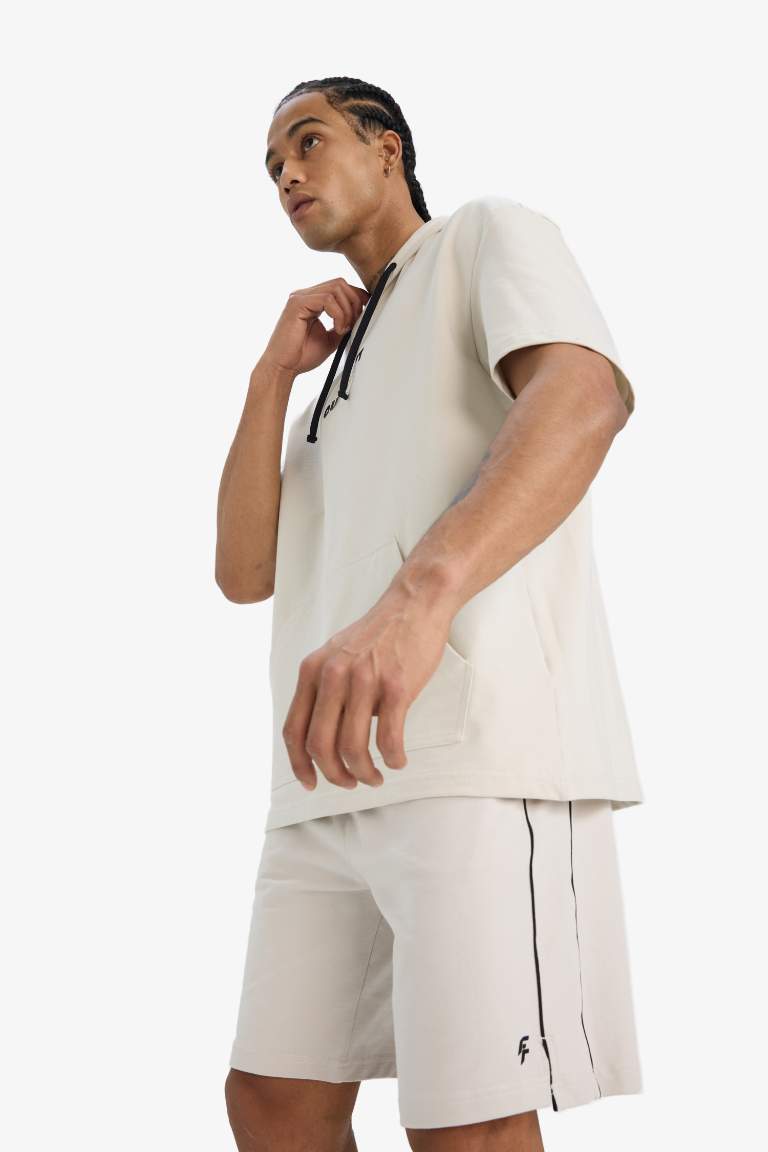 Спортивная футболка DeFactoFit Standard Fit с капюшоном и принтом, с короткими рукавами.