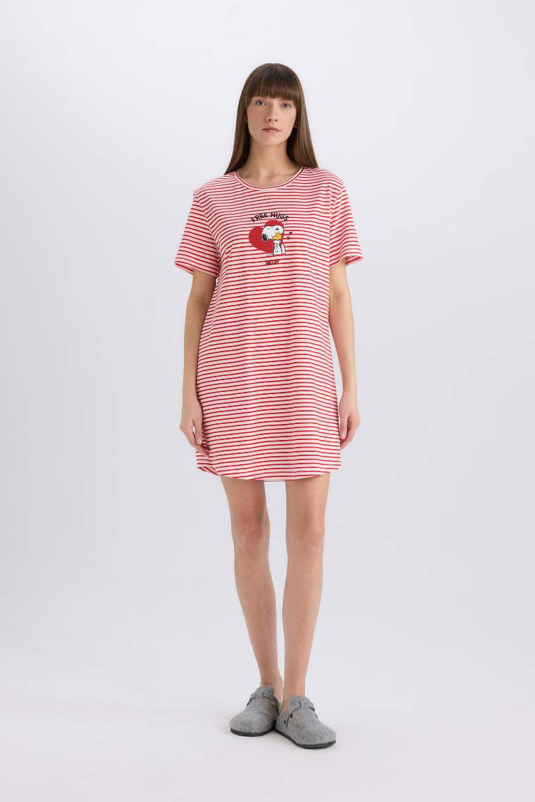 Fall in Love Snoopy Crew Neck Short Sleeve Nightgown