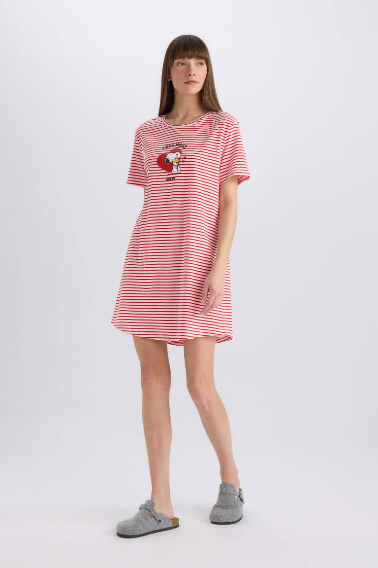 Fall in Love Snoopy Crew Neck Short Sleeve Nightgown