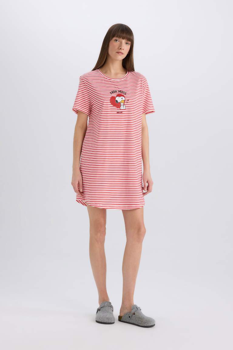 Fall in Love Snoopy Crew Neck Short Sleeve Nightgown