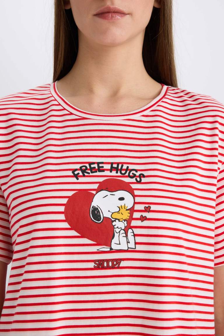 Fall in Love Snoopy Crew Neck Short Sleeve Nightgown