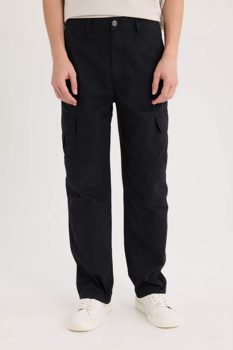 Pantalon cargo large avec poches à coupe droite