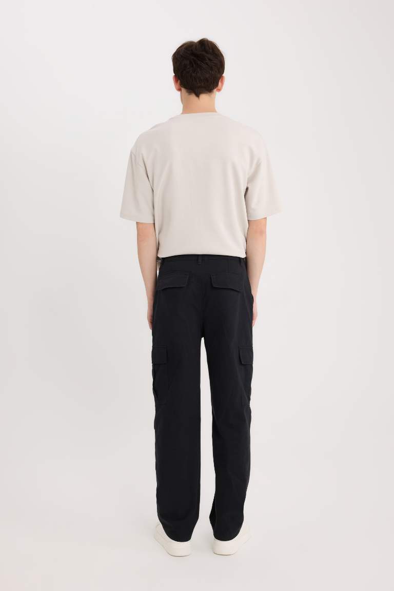 Pantalon cargo large avec poches à coupe droite