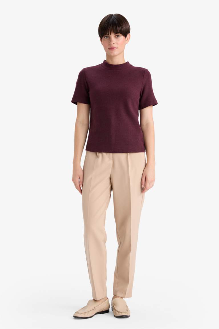 Футболка с обтягивающим эффектом и короткими рукавами, половина воротника