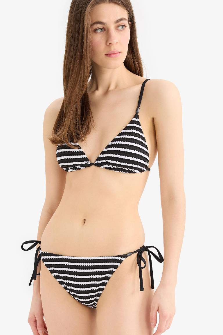 بيكيني سفلي قصة عادية من Fall in Love