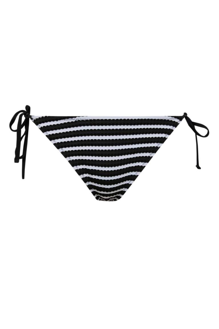 بيكيني سفلي قصة عادية من Fall in Love