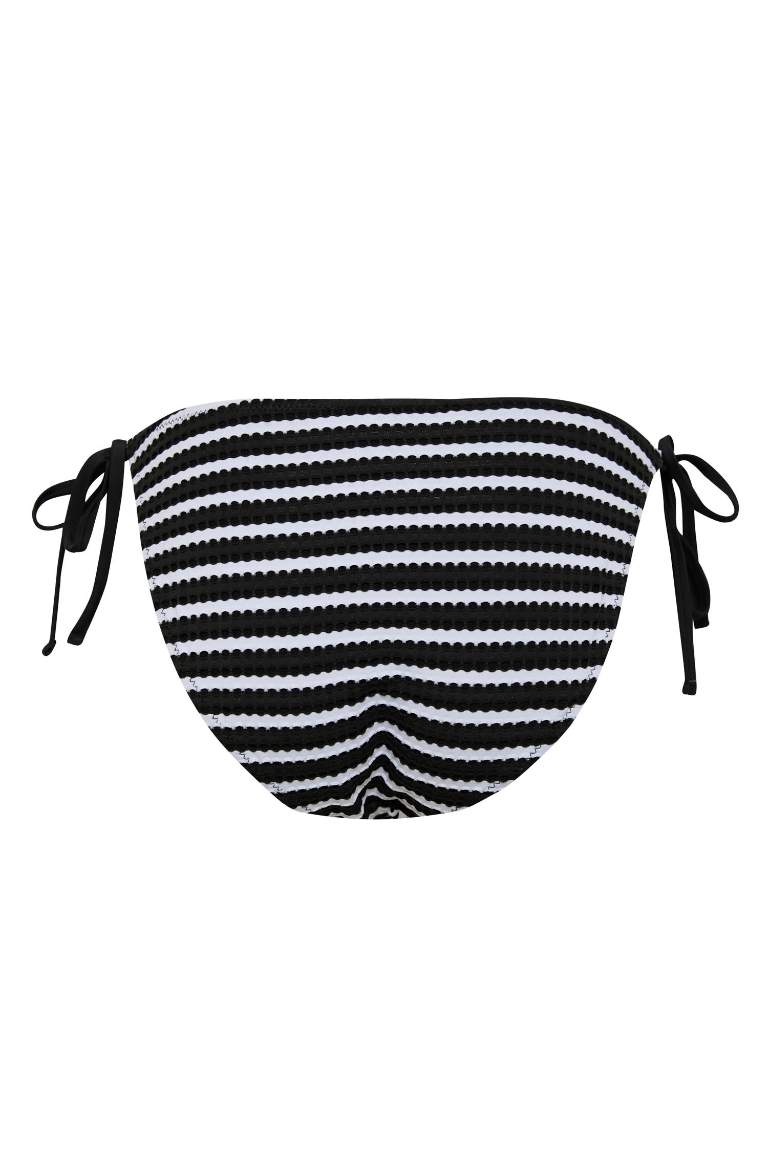 بيكيني سفلي قصة عادية من Fall in Love