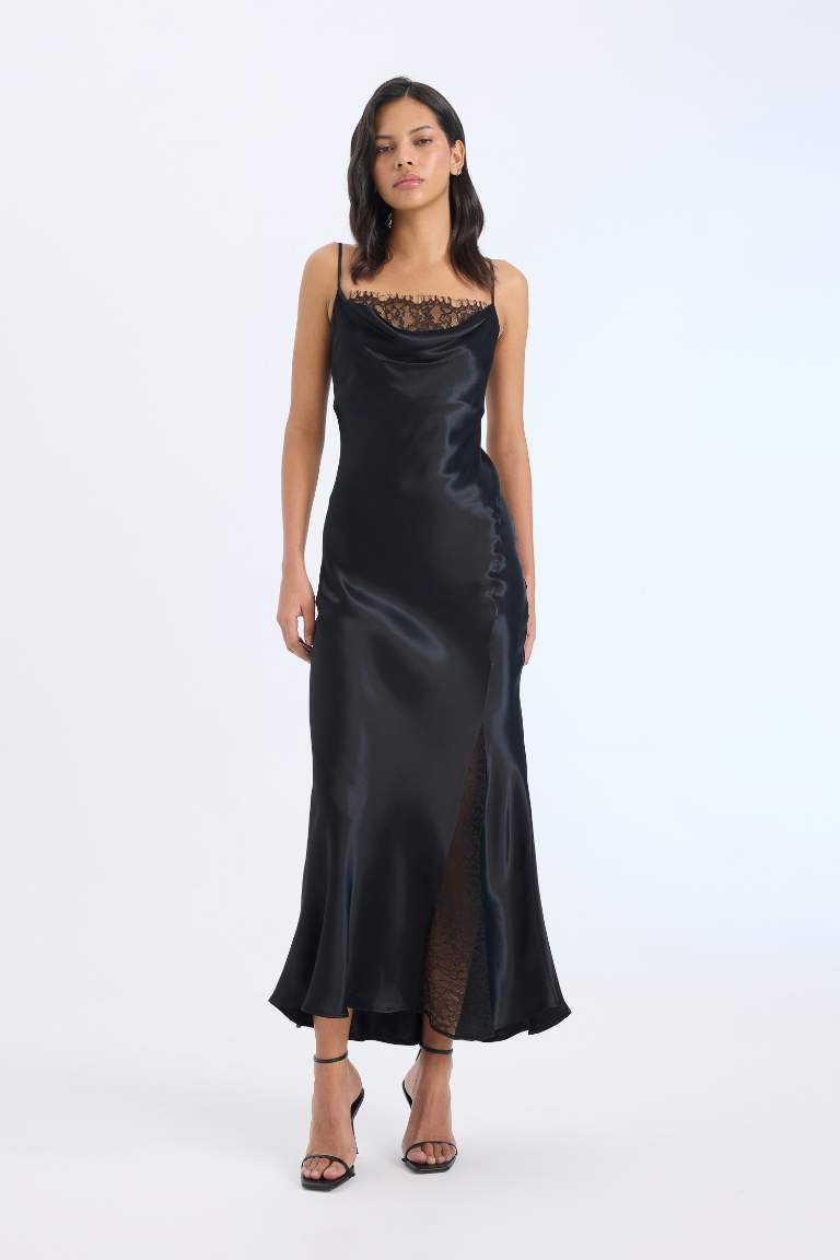 Robe midi à bretelles en satin à Col Bénitier