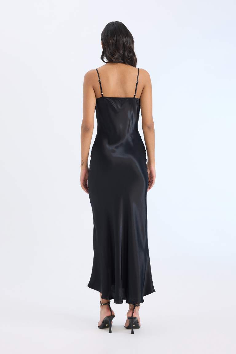 Robe midi à bretelles en satin à Col Bénitier