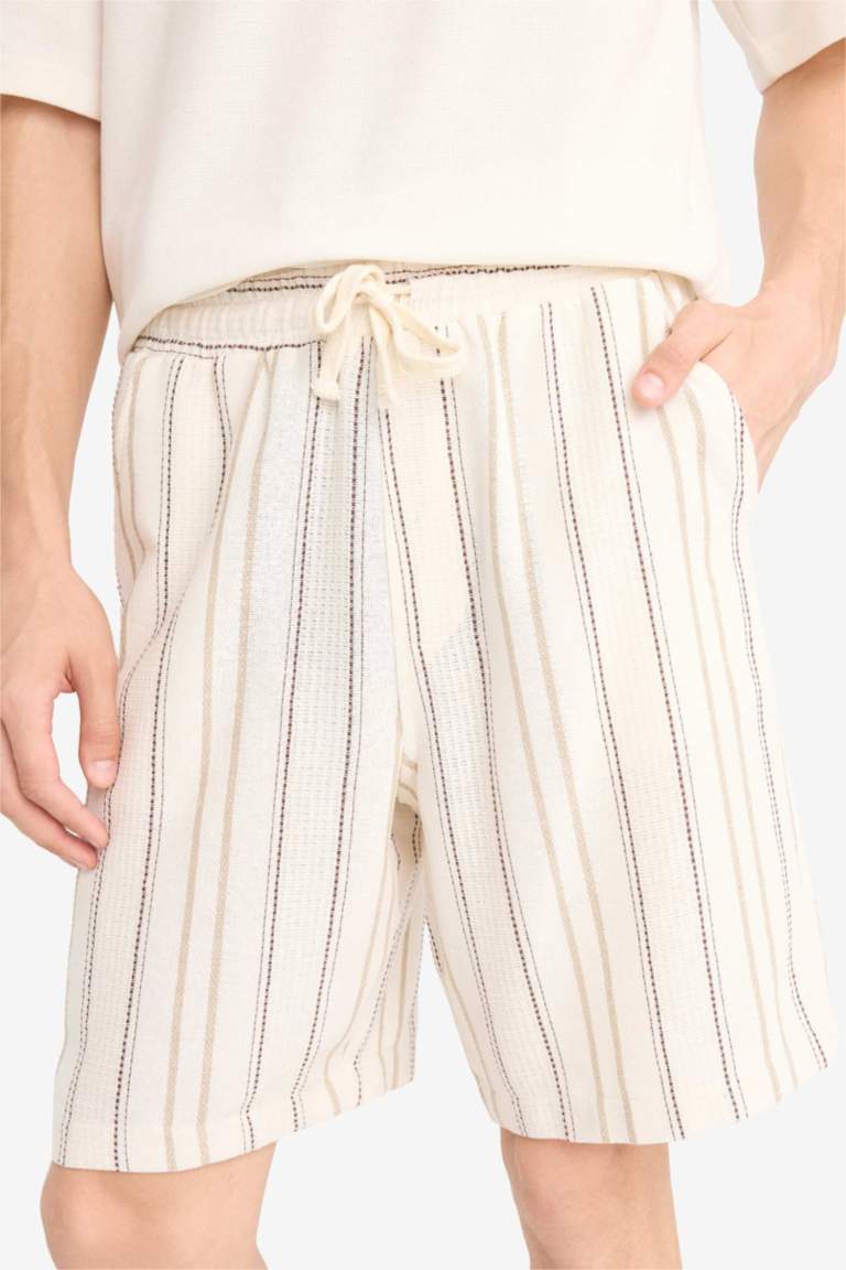 شورت برمودا مخطط قصة عادية