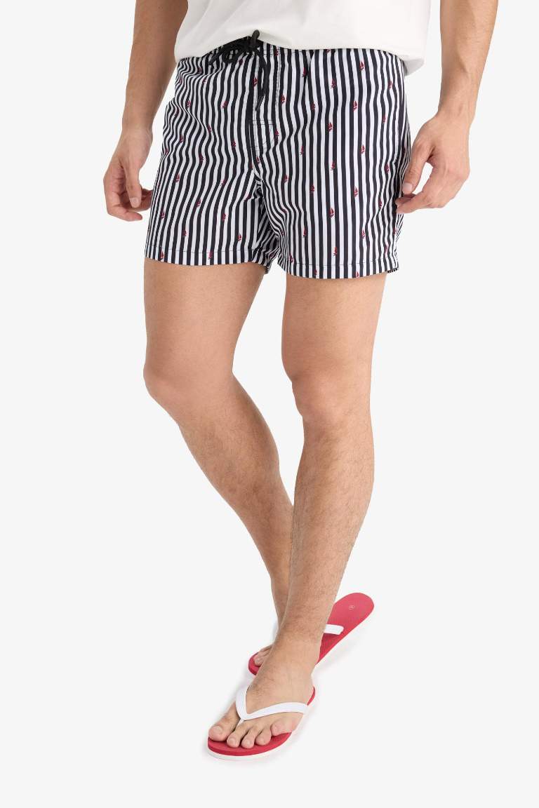 شورت بحر قصير مخطط ببطانة شبكية