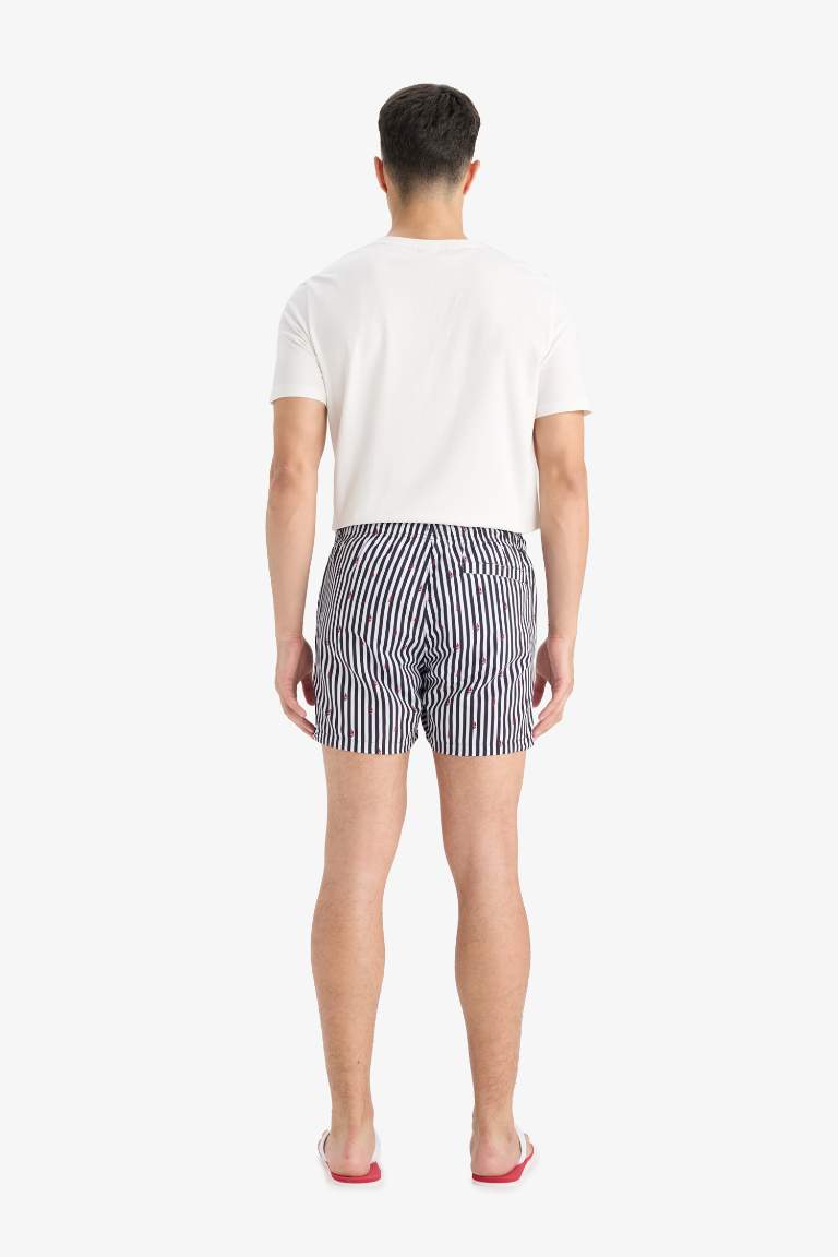 شورت بحر قصير مخطط ببطانة شبكية