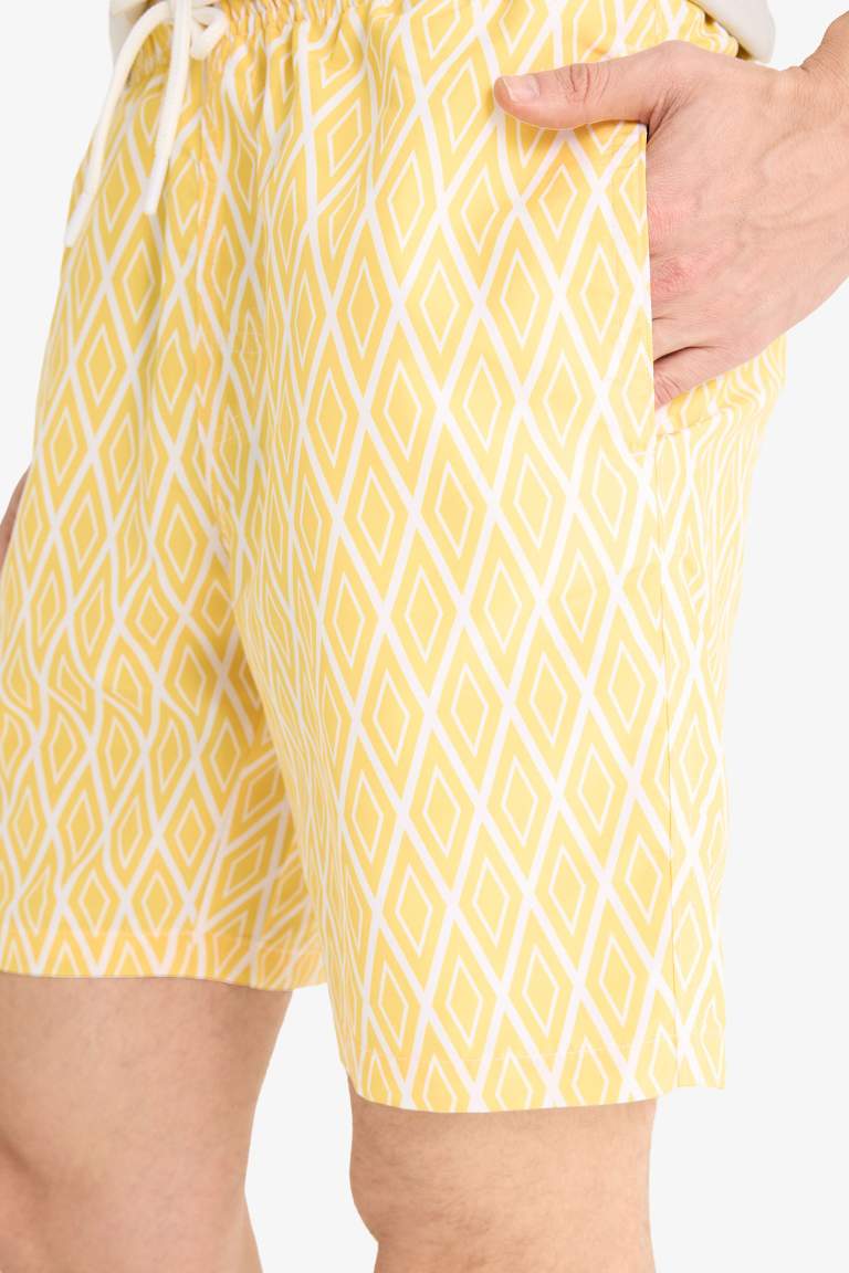 Короткие пляжные шорты с сетчатой подкладкой и рисунком, regular fit, до колена
